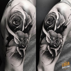 tatuaje_brazo_rosas_Logia_Barcelona_Jas   